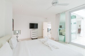 Three-Bedroom Apartment | Tallelokero huoneessa, työpöytä, pimennysverhot, silitysrauta/-lauta