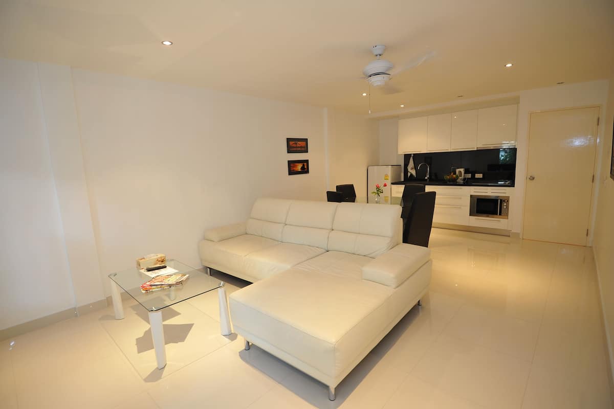 One-Bedroom Apartment | Tallelokero huoneessa, työpöytä, pimennysverhot, silitysrauta/-lauta