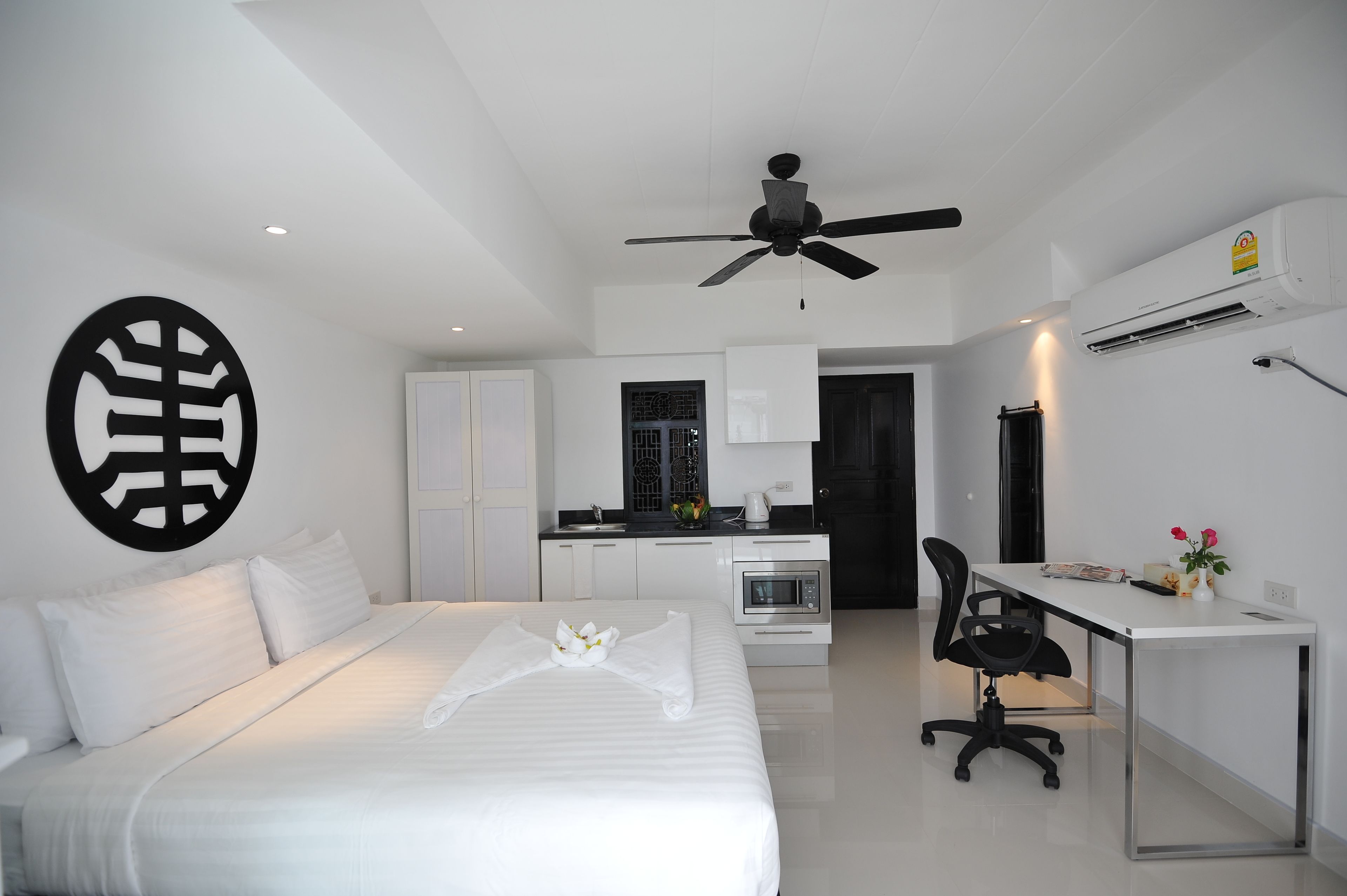 Studio | In-room safe, desk, blackout drapes, iron/ironing board