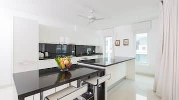 Three-Bedroom Apartment | Opções para refeição no quarto
