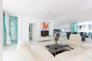 Three-Bedroom Apartment | Oleskelualue | 44–tuumainen LCD-televisio, jossa kaapelikanavat