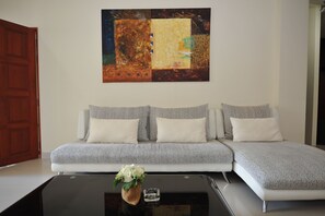 Two-Bedroom Apartment Type B | Oleskelualue | 44–tuumainen LCD-televisio, jossa kaapelikanavat