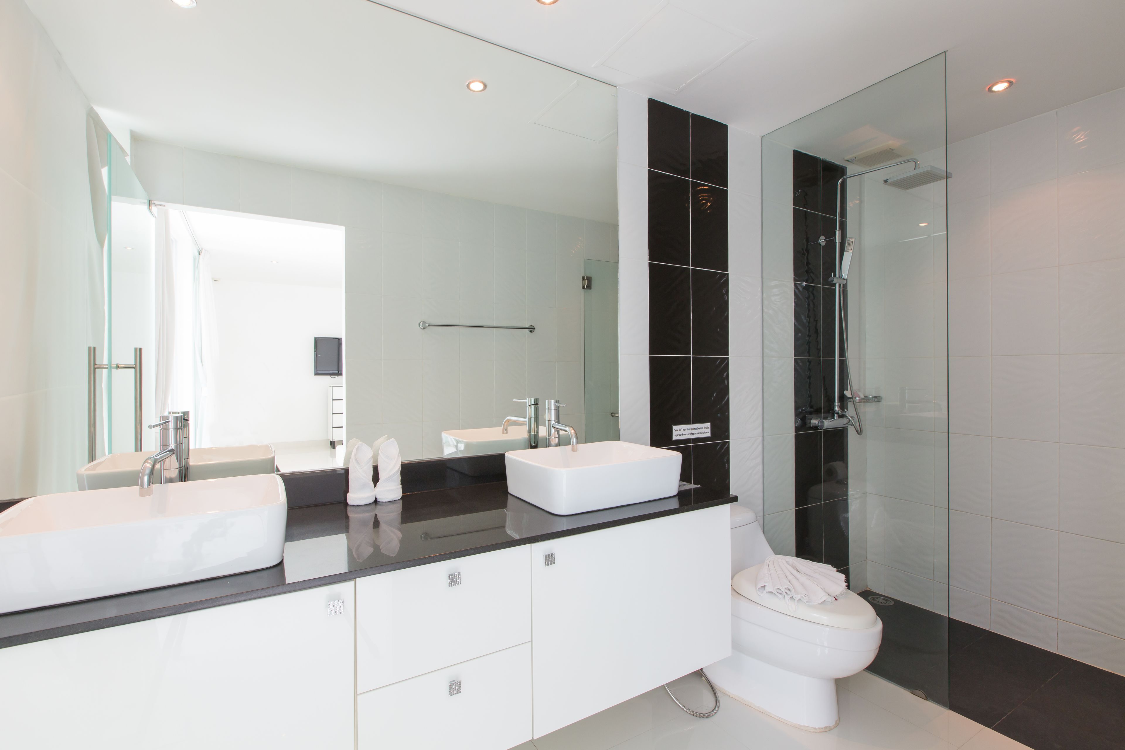 Three-Bedroom Apartment | Bathroom | Shower, free toiletries, hair dryer