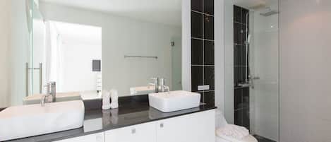 Three-Bedroom Apartment | Bathroom | Shower, free toiletries, hair dryer