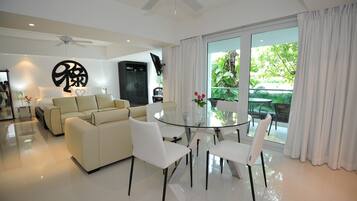 Studio Deluxe | In-room dining