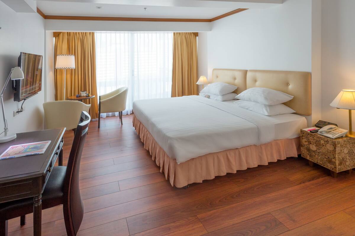 Minibar, in-room safe, desk, rollaway beds