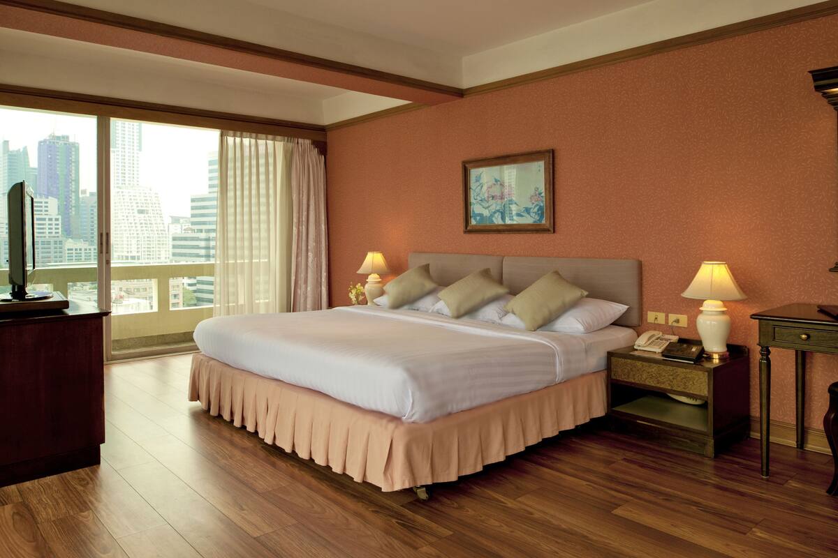 Corner Deluxe Suite Balcony | Minibar, in-room safe, desk, rollaway beds