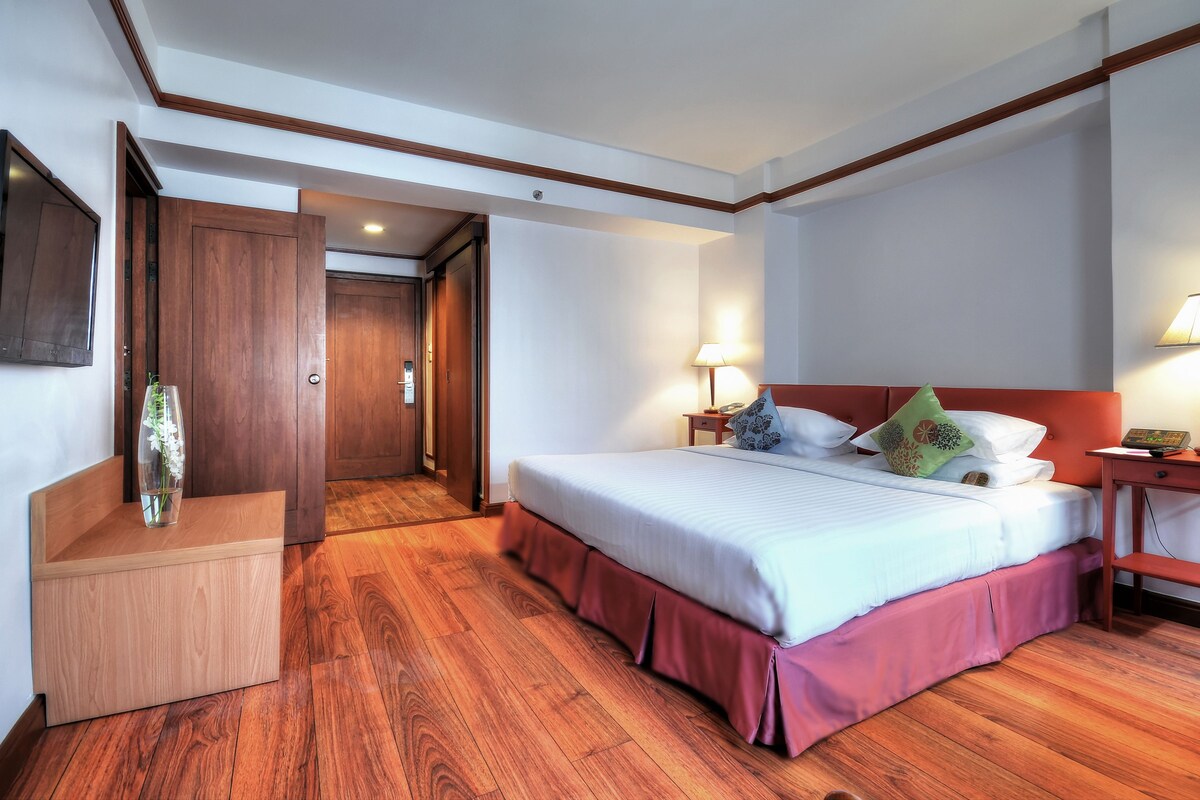 Minibar, in-room safe, desk, rollaway beds (surcharge)