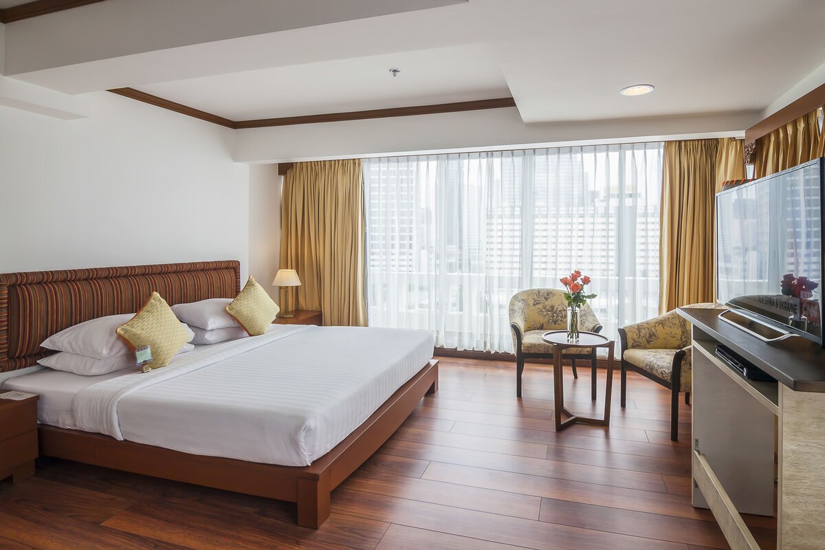 Corner Junior Suite with Balcony | Minibar, in-room safe, desk, rollaway beds (surcharge)