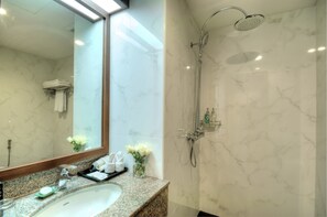 Free toiletries, hair dryer, slippers, towels - Silom City Hotel (Bangkok)
