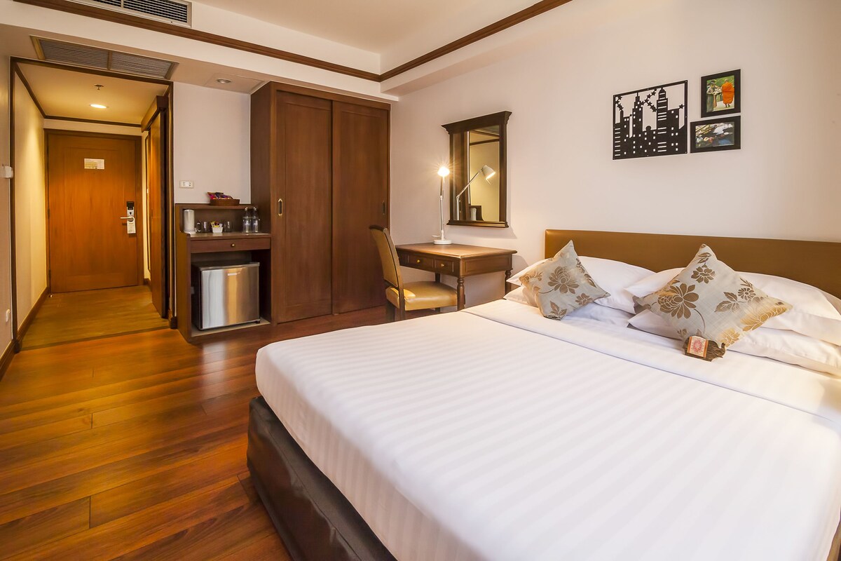 Minibar, in-room safe, desk, rollaway beds (surcharge)