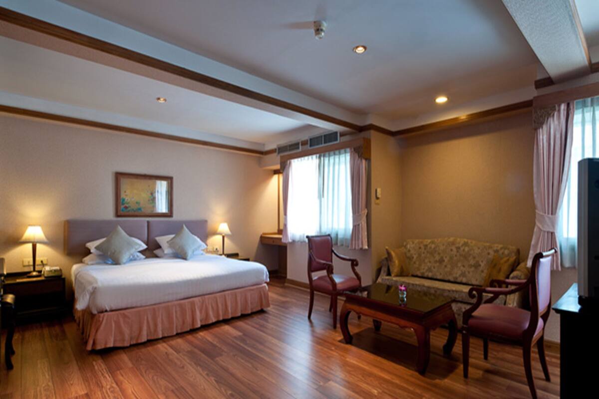 Deluxe Suite | Minibar, in-room safe, desk, rollaway beds