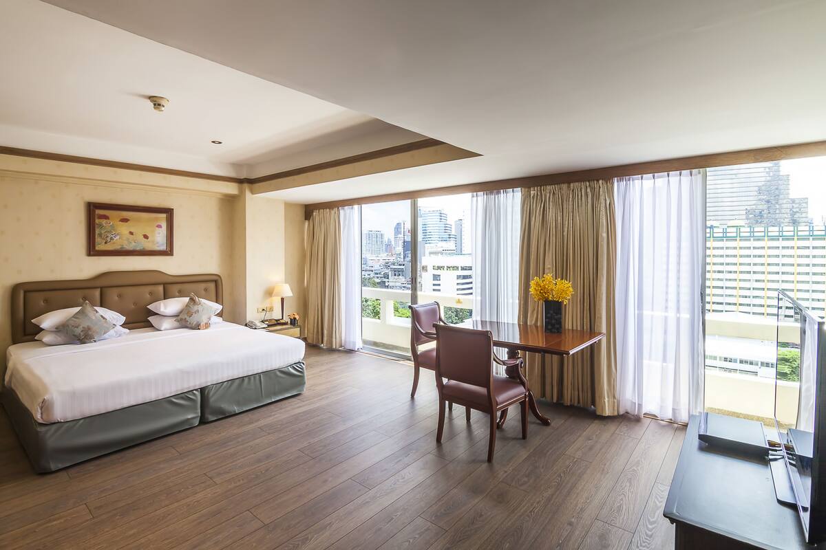 Deluxe Suite, Balcony | Minibar, in-room safe, desk, rollaway beds