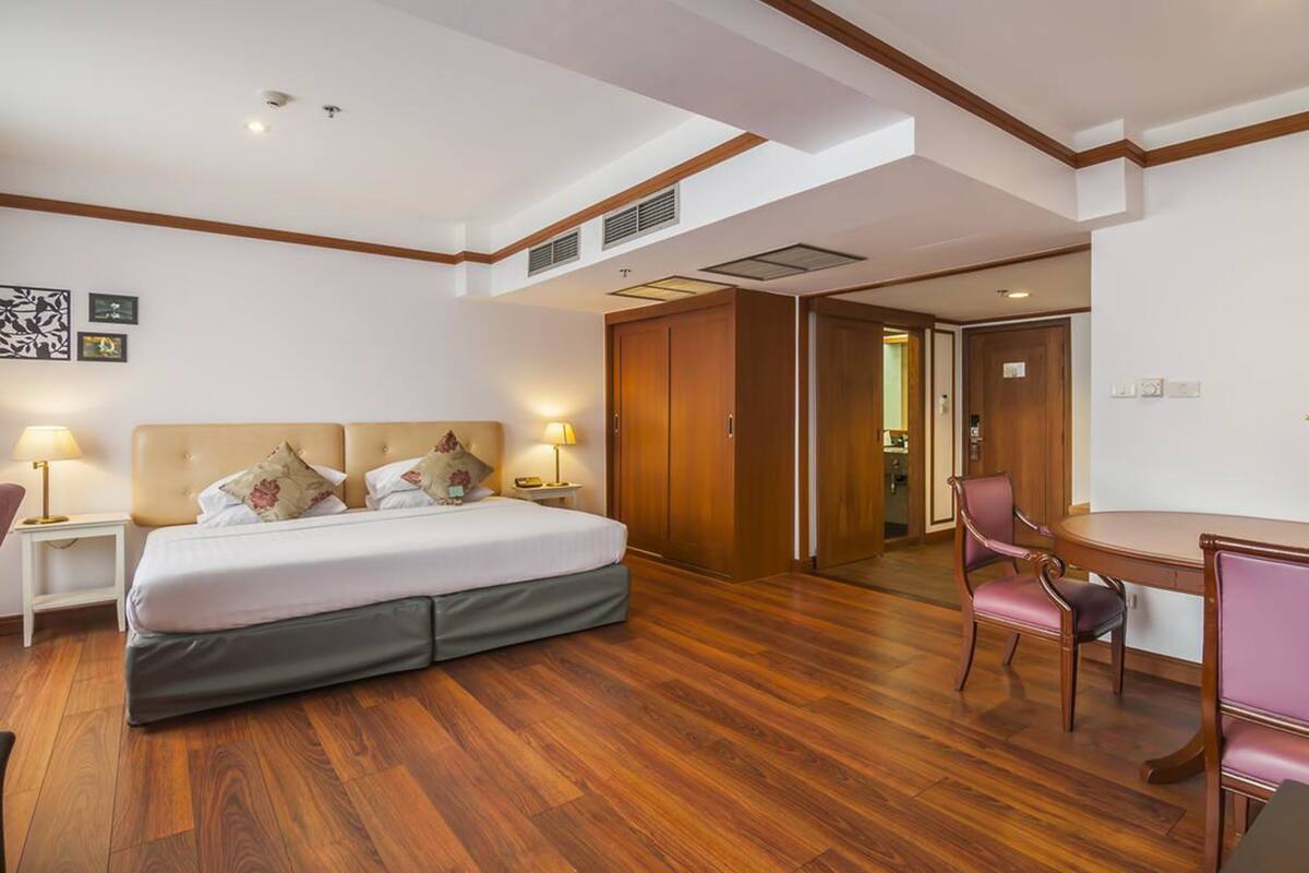 Deluxe Suite Plus | Minibar, in-room safe, desk, rollaway beds