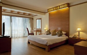 Corner Deluxe Suite Balcony | Minibar, in-room safe, desk, rollaway beds (surcharge) - Silom City Hotel (Bangkok)