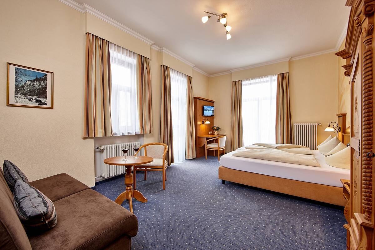 Triple Room | Minibar, in-room safe, desk, blackout curtains