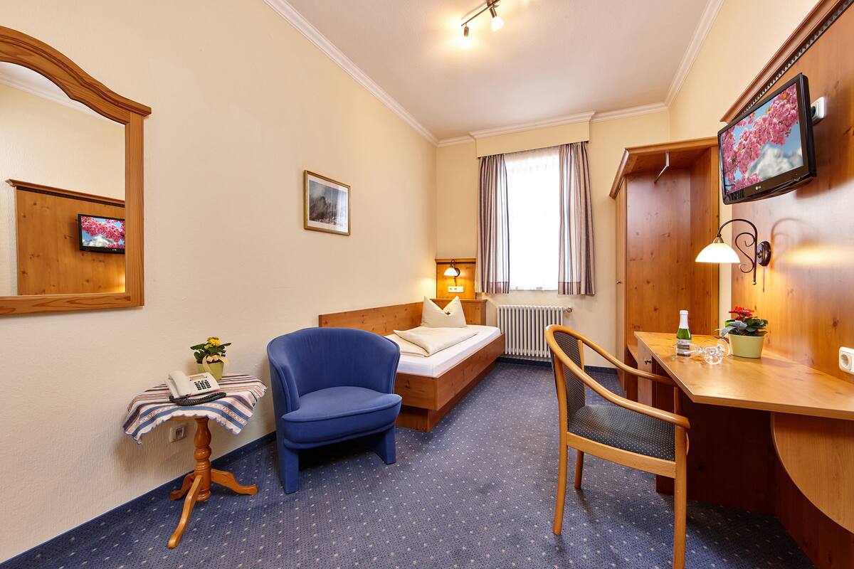 Single Room | Minibar, in-room safe, desk, blackout curtains