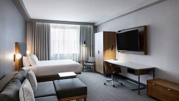 Phòng Suite Junior, 1 giường cỡ king và sofa giường, quang cảnh cảng (Harbour View) | 1 phòng ngủ, bộ đồ giường cao cấp, nệm có lớp đệm bông, bàn