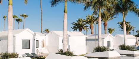 2 buitenzwembaden, parasols bij het zwembad en ligstoelen