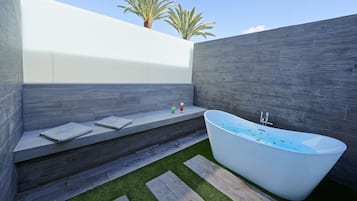 Deluxe-Zimmer (Exterior Bathtub and 2 Terraces) | Terrasse/Patio