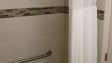 Combined shower/bathtub, free toiletries, hair dryer, towels