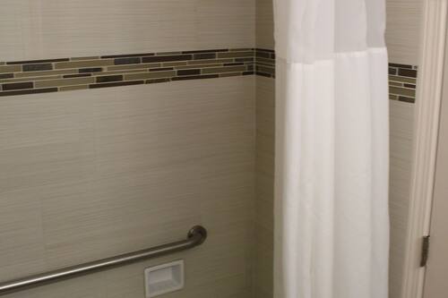 Ensemble baignoire-douche, articles de toilette (gratuits)