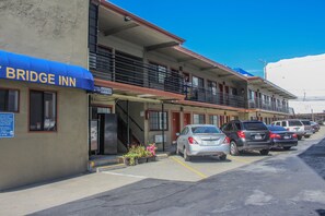 Property grounds - Bay Bridge Inn (San Francisco)
