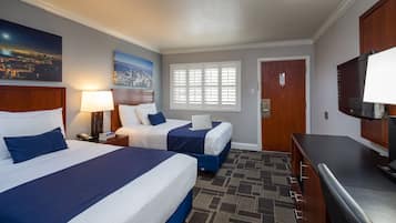 Habitación urbana, 2 camas matrimoniales | Escritorio y espacio para trabajar con laptop