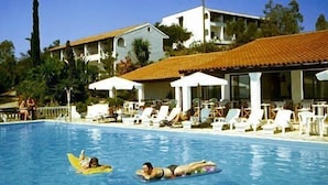 Seasonal outdoor pool - Nautilus (Corfu)