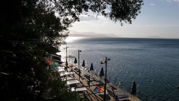 Buceo, ski acuático, paseos en botes de motor y bote de remos o canoa