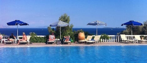 Piscine extérieure en saison