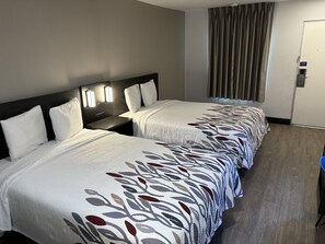 Desk, blackout drapes, free WiFi, bed sheets - Red Roof Inn Wildwood, FL - The Villages (Wildwood)