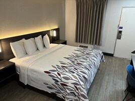 办公桌、遮光窗帘、免费 WiFi、床单