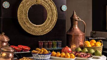 Frokostbuffé hver dag (mot et tillegg)