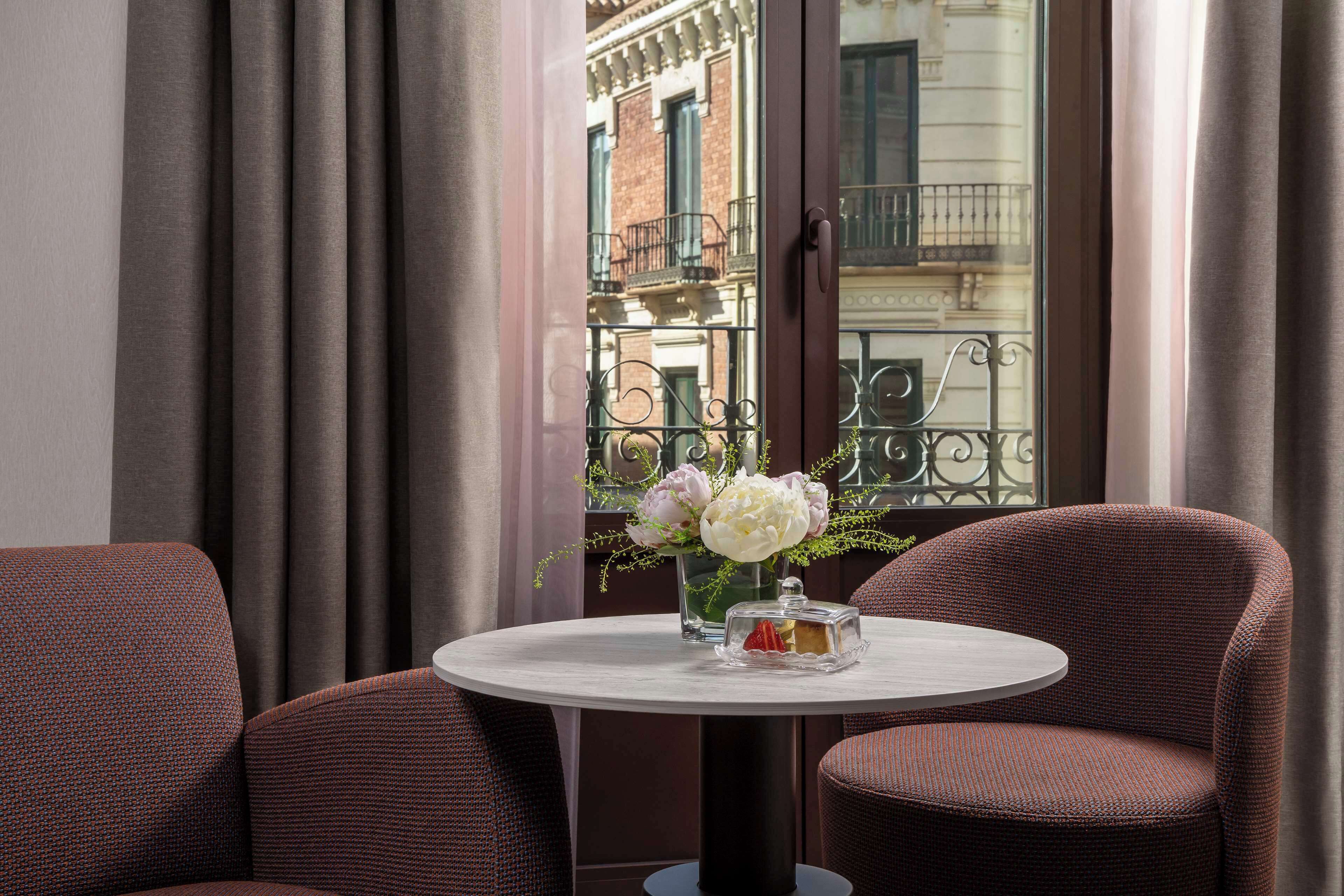 Minibar, caja de seguridad en la habitación y escritorio 