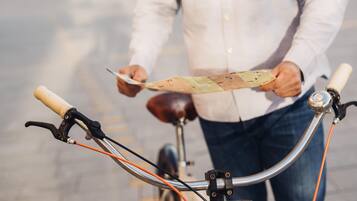 Una bicicleta con un mapa y una persona sosteniéndolo.