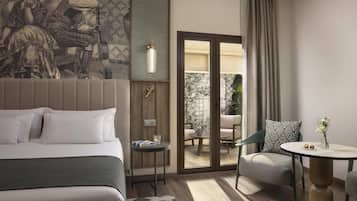 Premium Room | Minibar, in-room safe, desk, blackout drapes