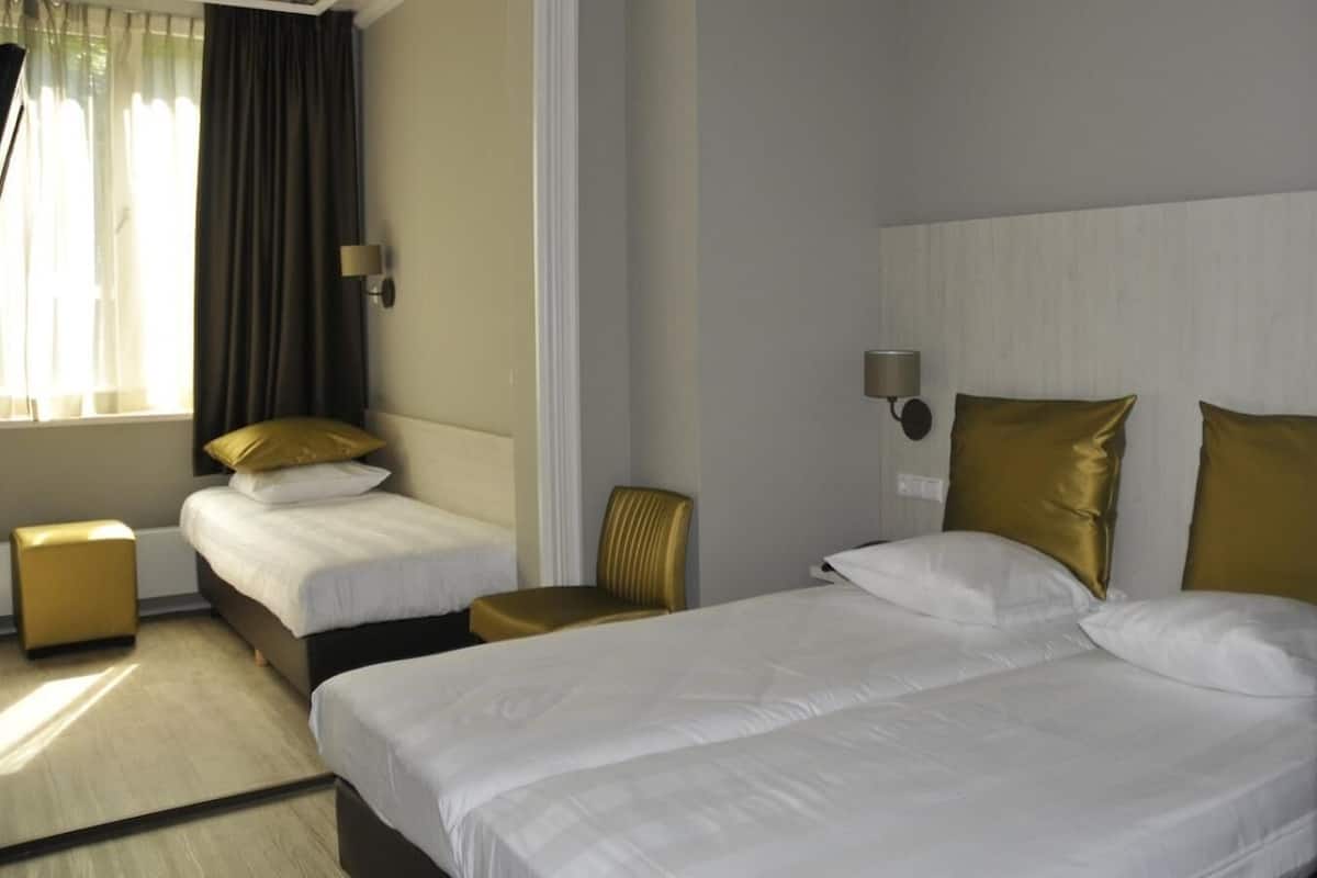 Kamar Quadruple | Brankas, setrika/meja setrika, dan tempat tidur bayi gratis