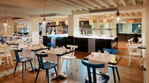 2 restaurants; breakfast, lunch and dinner served 