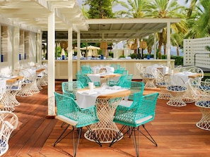 2 restaurants, breakfast served
