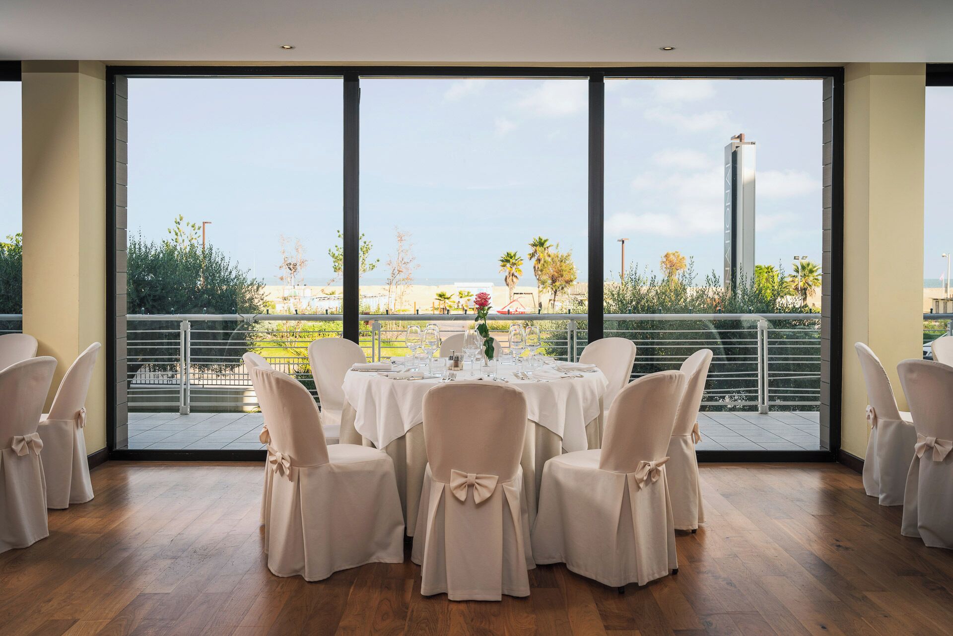 Frühstück, Mittagessen, italienische Küche, Blick auf den Strand 