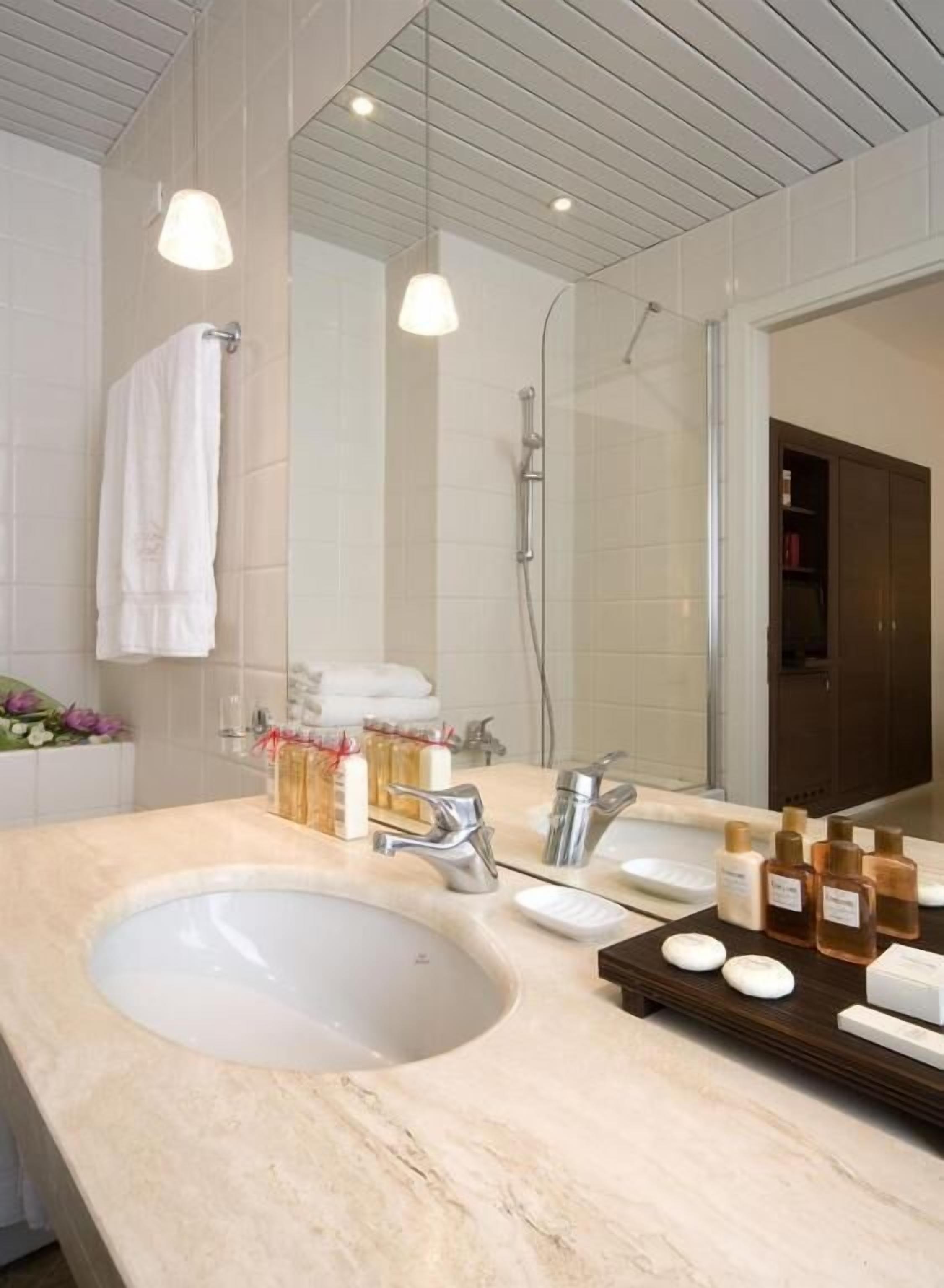 shower, free toiletries, hair dryer, bidet