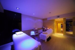 Salas de tratamiento para parejas, un sauna, una bañera de hidromasaje