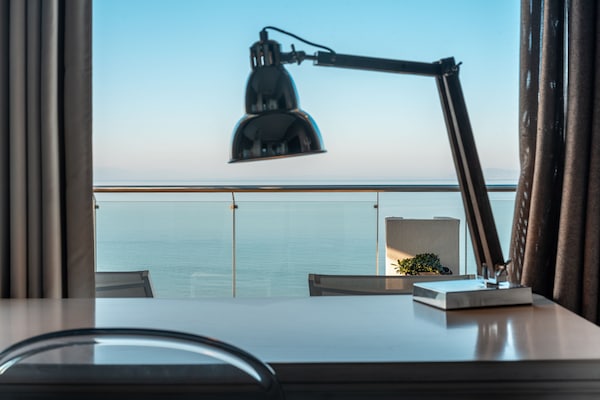 Seagull COCO-MAT Suite Panoramic Sea View | Minibar, una cassaforte in camera, una scrivania, tende oscuranti