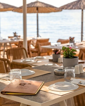 Se sirven desayunos, comidas y cenas con vista a la playa