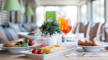 Aamiainen, lounas ja illallinen; näkymät rannalle