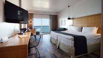 Junior studio suite | Een minibar, een kluis op de kamer, een bureau, verduisterende gordijnen