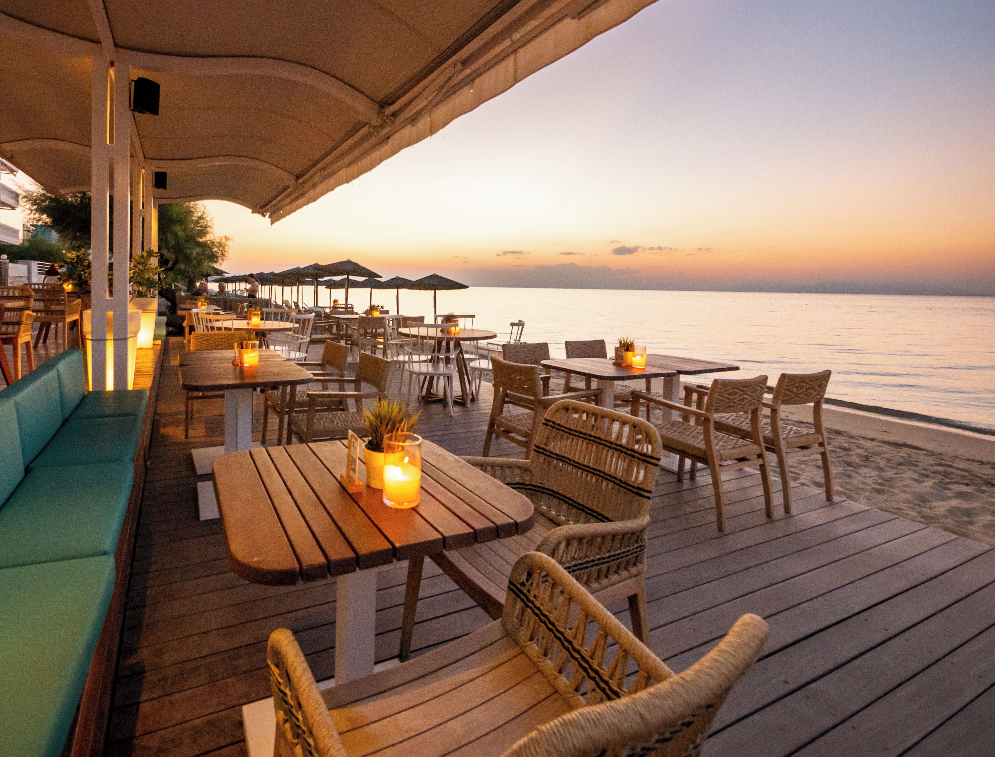Se sirven desayunos, comidas y cenas con vista a la playa 