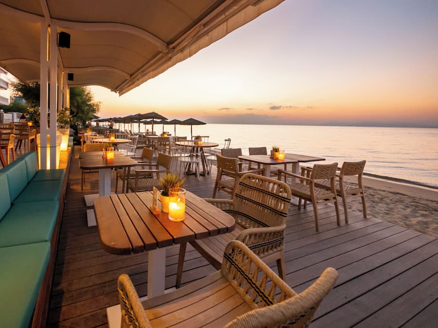 Frokost, lunsj og middag serveres, utsikt mot stranden