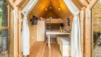Glamping House | Wohnbereich | LED-Fernseher